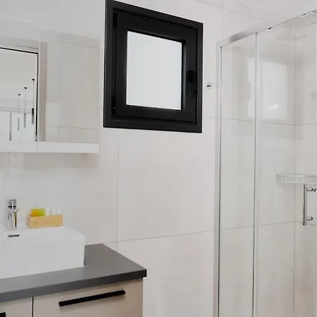Modern 1 Bedroom With Balcony In *